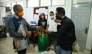 Wartawan diberikan  APD dan Sembako