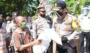 Polda Kalsel  Bagikan Sembako