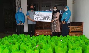 Bank Kalsel Serahkan Bantuan Korban Bencana