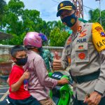 Kenakan Masker ke Anak Kecil, Kapolres Dapat Acungan Jempol