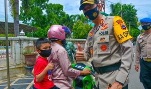 Kenakan Masker ke Anak Kecil, Kapolres Dapat Acungan Jempol
