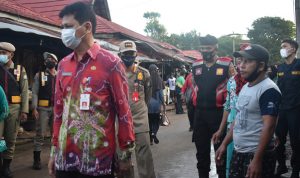 Petugas Gabungan lakukan Penataan Pasar Tapandang Berseri Pelaihari