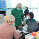 Dengan vaksin diharapkan petugas Bandara  bekerja lebih baik