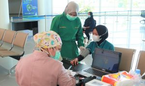 Dengan vaksin diharapkan petugas Bandara  bekerja lebih baik