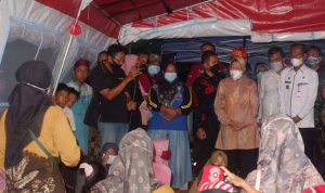 Mentri Risma Bersama Bupati  Kunjungi Posko anak anak korban banjir di Jorong