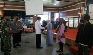 Bupati serahkan Doorprize kegiatan Vaksinasi