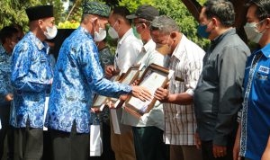 10 Pemdes & 13 Badan Usaha Dapat Penghargaan