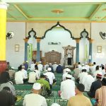 Bupati mengingatkan para jamaah untuk saling berbagi rejeki