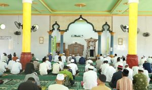 Bupati mengingatkan para jamaah untuk saling berbagi rejeki
