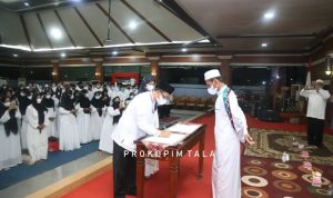 Bupati Sukamta Serahkan SK PPPK setelah Sholat Tarawih