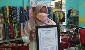 Terima Sertifikat, Maulida doakan Semoga Tala ke depan semakin sukses dan maju