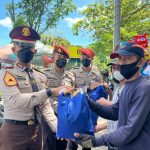 Taruna AKPOL POLDA KALSEL  Bagikan Sembako Kepada Masyarakat Kurang Mampu