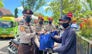 Taruna AKPOL POLDA KALSEL  Bagikan Sembako Kepada Masyarakat Kurang Mampu