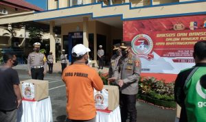 Polda Kalsel bagikan Ribuan Paket Bantuan  Kepada Warga yang Membutuhkan