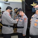 Kapolda Kalsel sematkan Pin Emas ke Kabid Dokkes Polda Kalsel