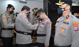 Kapolda Kalsel sematkan Pin Emas ke Kabid Dokkes Polda Kalsel
