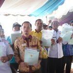 Bupati Serahkan Sertipikat Tanah Program PTSL Kepada Warga Desa Sungai Bakau
