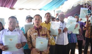 Bupati Serahkan Sertipikat Tanah Program PTSL Kepada Warga Desa Sungai Bakau
