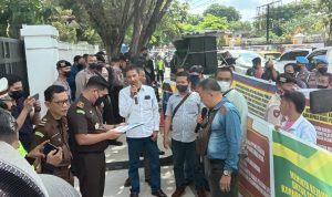 LSM KMPIB berorasi di Kejati Kalsel laporkan sejumlah  pengerjaan Proyek diduga merugikan negara