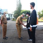 Pelepasan Atlet Tanah Laut ke POPDA ditandai dengan pemasangan jaket