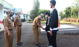 Pelepasan Atlet Tanah Laut ke POPDA ditandai dengan pemasangan jaket