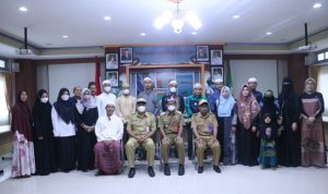 Meningkatkan Kualitas Santri, Bupati serahkan bantuan