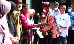 Bupati serahkan 407 sertifikat kepada warga Desa Handil Suruk
