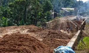 Menuju Progres 50 %  pekerjaan jalan akses ke RSUD Boejasin, Pekerja terus kejar Target