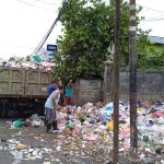 Sampah Meluber ke Jalan, Berbau bahkan bisa menyulut kecelakaan