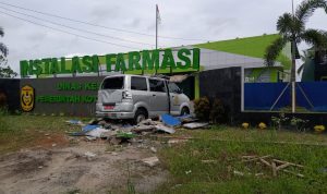 Mobil Ambulan Dinas Kesehatan Banjarmasin tabrak Tembok Gudang Farmasi