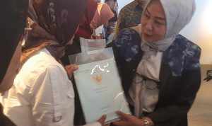 Komisi II DPR-RI, Aida serahkan Sertifikat PTSL di Banjar