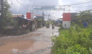 AKSES Jalan ke beberapa sekolah di Komplek Persada Permai Baru Handil Bhakti Rusak Parah