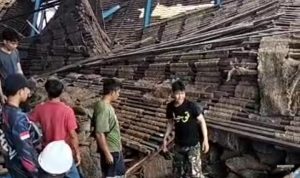 Pabrik karet PT KJW ambruk, 8 orang jadi korban