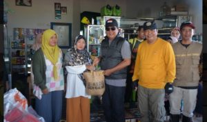 Gubernur didampingi  Pj  Bupati Batola Serahkan Bantuan yang terdampak Banjir