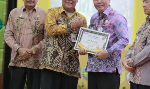 Pj. Bupati Batola Mujiyat  Terima Penghargaan Germas