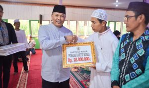 Pj. Bupati Batola bersilaturahmi ke Warga di Tiga Kecamatan Sembari memberikan Bantuan