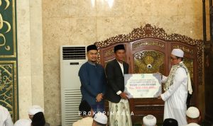 Bupati serahkan Bantuan ke Maasjid Syuhada Pelaihari