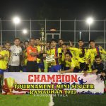 Bupati Tanah Laut serahkan piala juara Liga Ramadan 1444