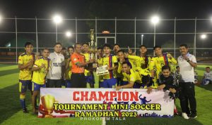 Bupati Tanah Laut serahkan piala juara Liga Ramadan 1444