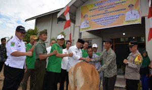 Serahkan bantuan Bibit Sapi Unggul, Mujiyat Harapkan Peningkatan Ekonomi
