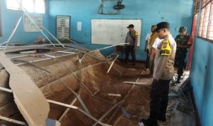 Siswi UPTD SMPN 3 Bati-Bati Ketimpuk Plafon