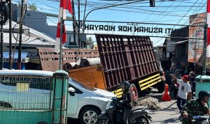 Truk Pengangkut Tiang Pancang Amblas di Bekas Galian, Ini kata PAM Bandarmasih