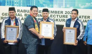 Pj. Bupati Batola Mujiyat terima penghargaan dari BNN
