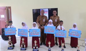 Cegah Stunting, Sekda Bersama Kepala Dinas Kominfo Batola serahkan hadiah