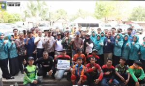 Bersama Isteri, Pj. Bupati Tala bagi 150 paket suplemen