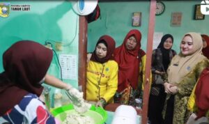 Tingkatkan UP2K, Pj Ketua TP PKK Tala Kunjungi Rumah Produksi Siomay Wondes