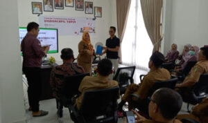 Hj. Rina membuka Forum Konsultasi Publik Disdukcapil Tapin