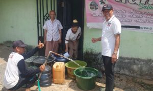 LSM JP2B bagikan Air Bersih di Pelaihari