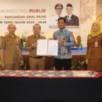 Pj Bupati melakukan penandatanganan Naskah Perjanjian Hibah dengan KPU dan Bawaslu Kabupaten Tapin