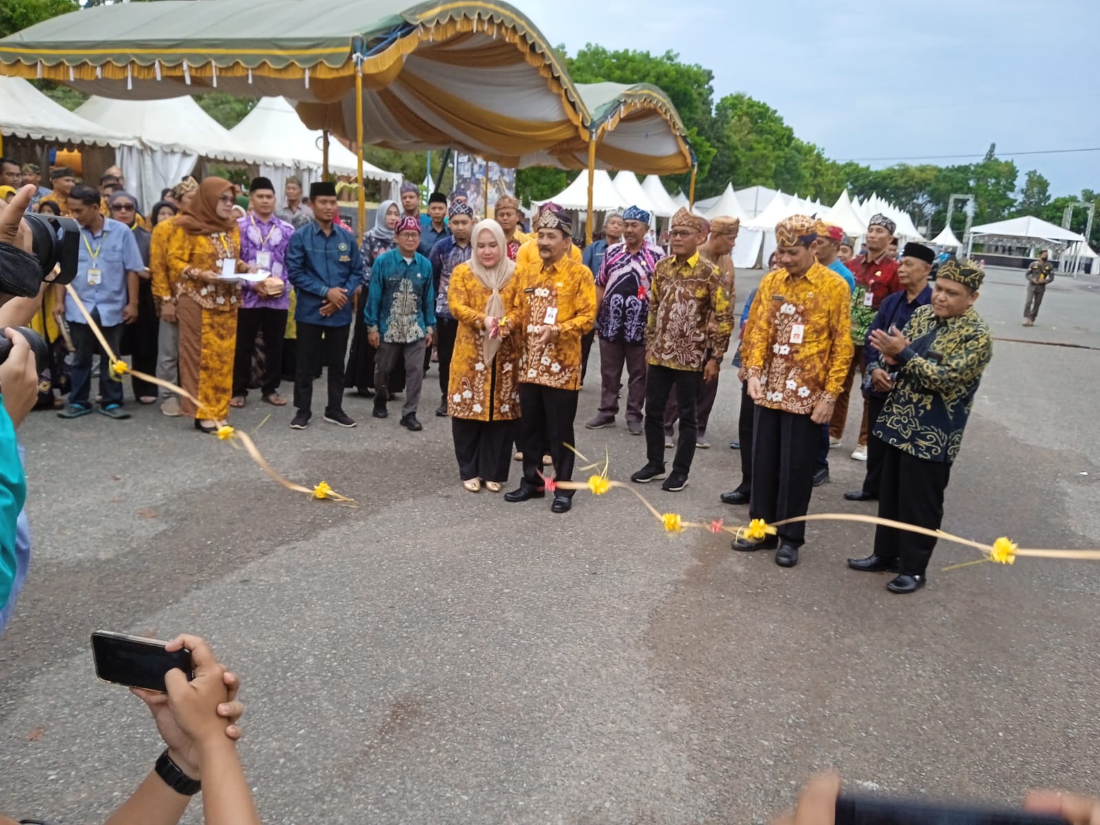 Pj. Bupati Tala ajak Berbelanja di Pasar Rakyat